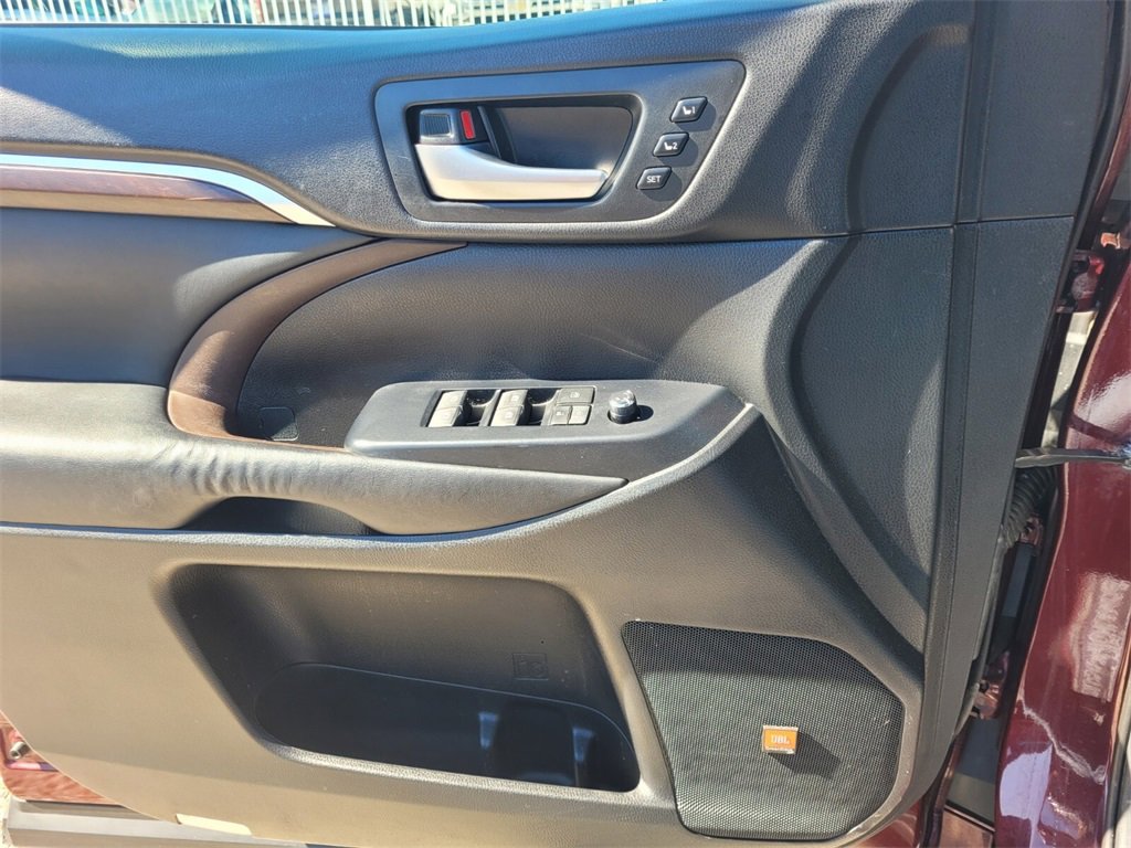 Used 2015 Toyota Highlander Limited image 22