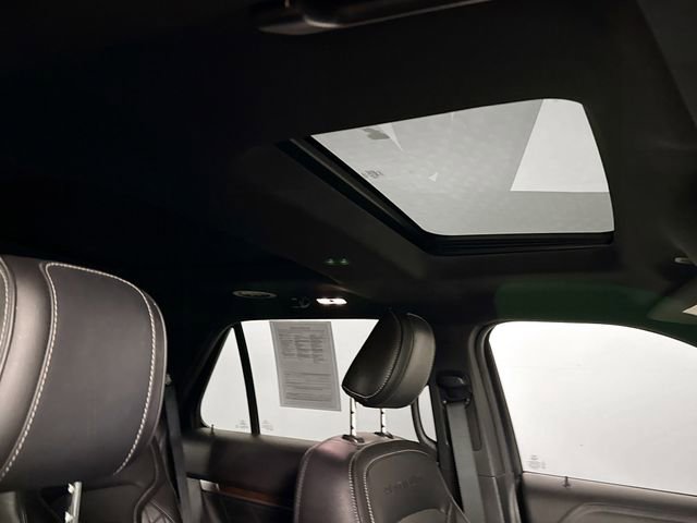 Used 2018 Ford Explorer Platinum AWD/4WD image 2