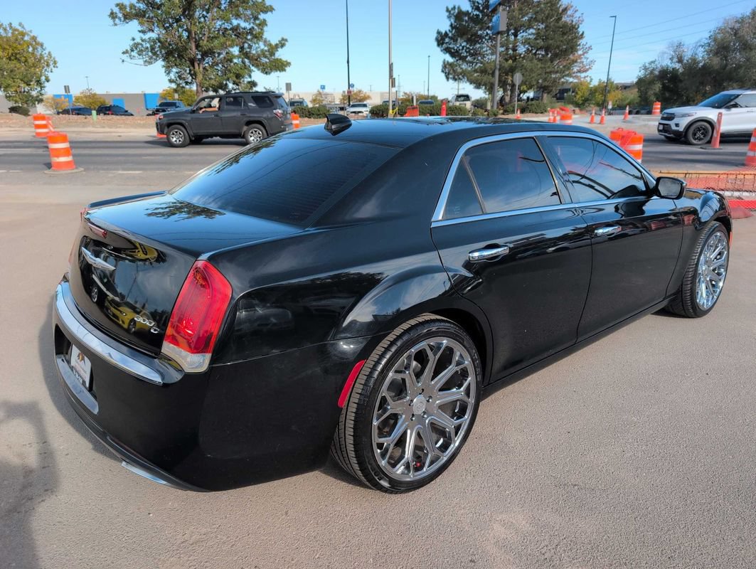 Used 2017 Chrysler 300 C RWD image 7