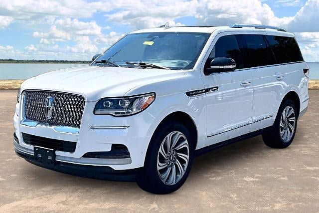 Used 2022 Lincoln Navigator Reserve AWD/4WD image 3