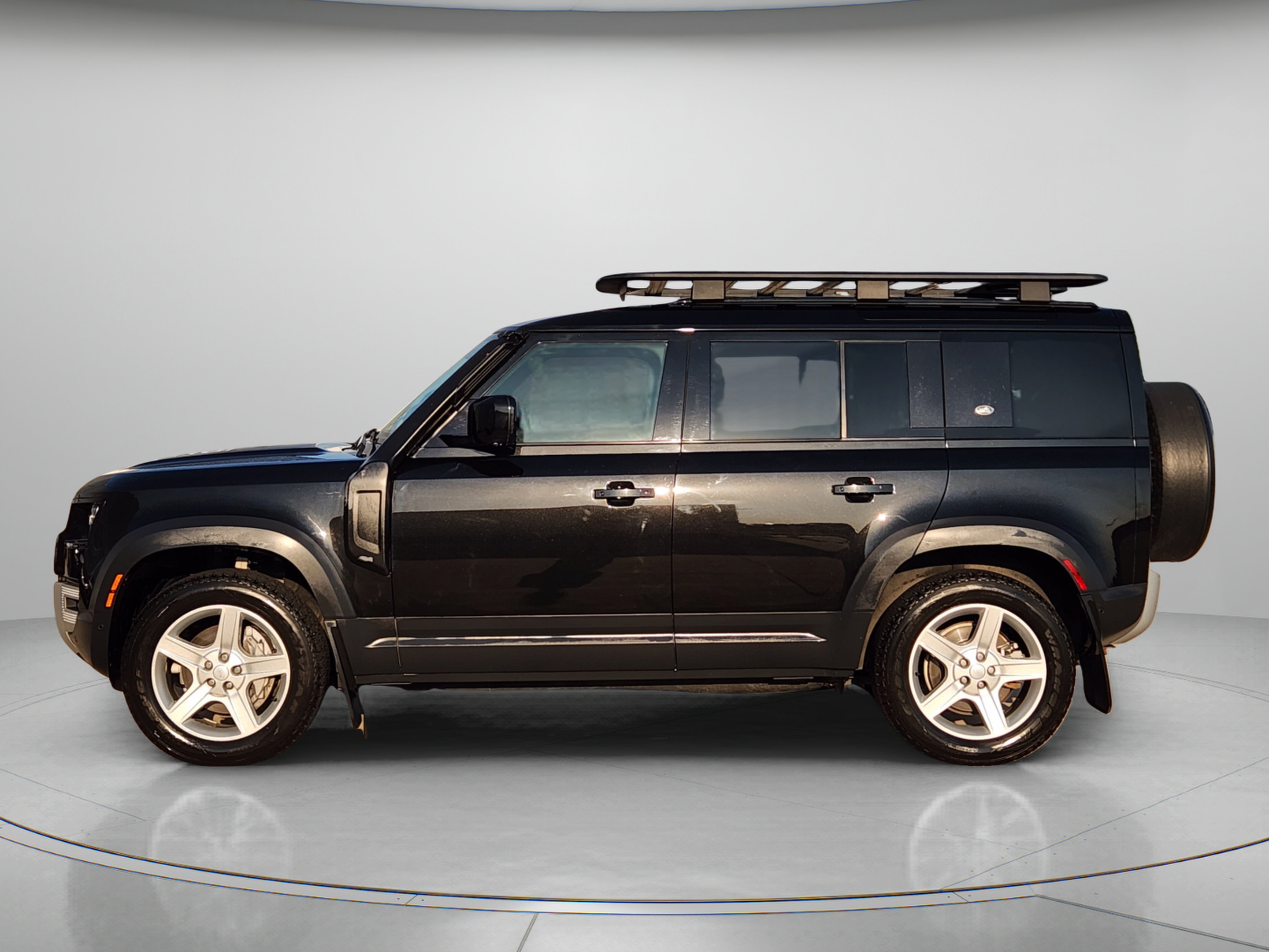 Certified 2022 Land Rover Defender 110 SE AWD/4WD image 2