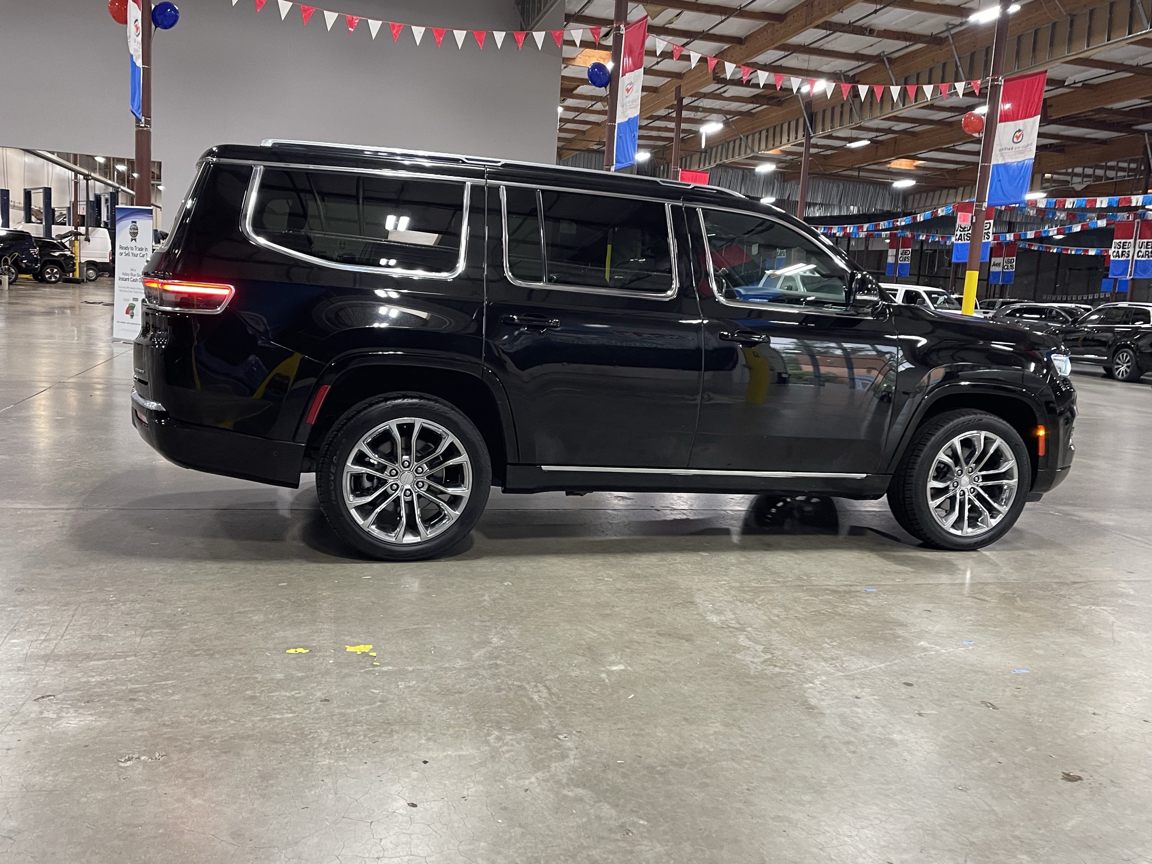 Used 2023 Jeep Grand Wagoneer Series II AWD/4WD image 6