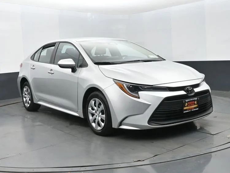 Used 2025 Toyota Corolla LE image 2
