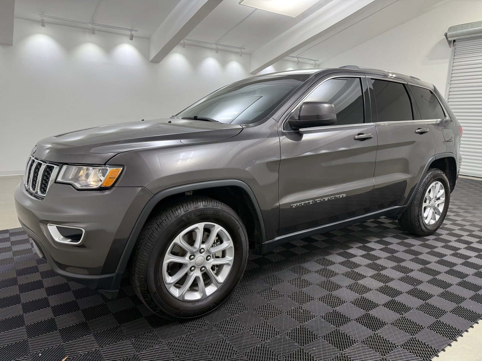 Used 2021 Jeep Grand Cherokee Laredo X image 3
