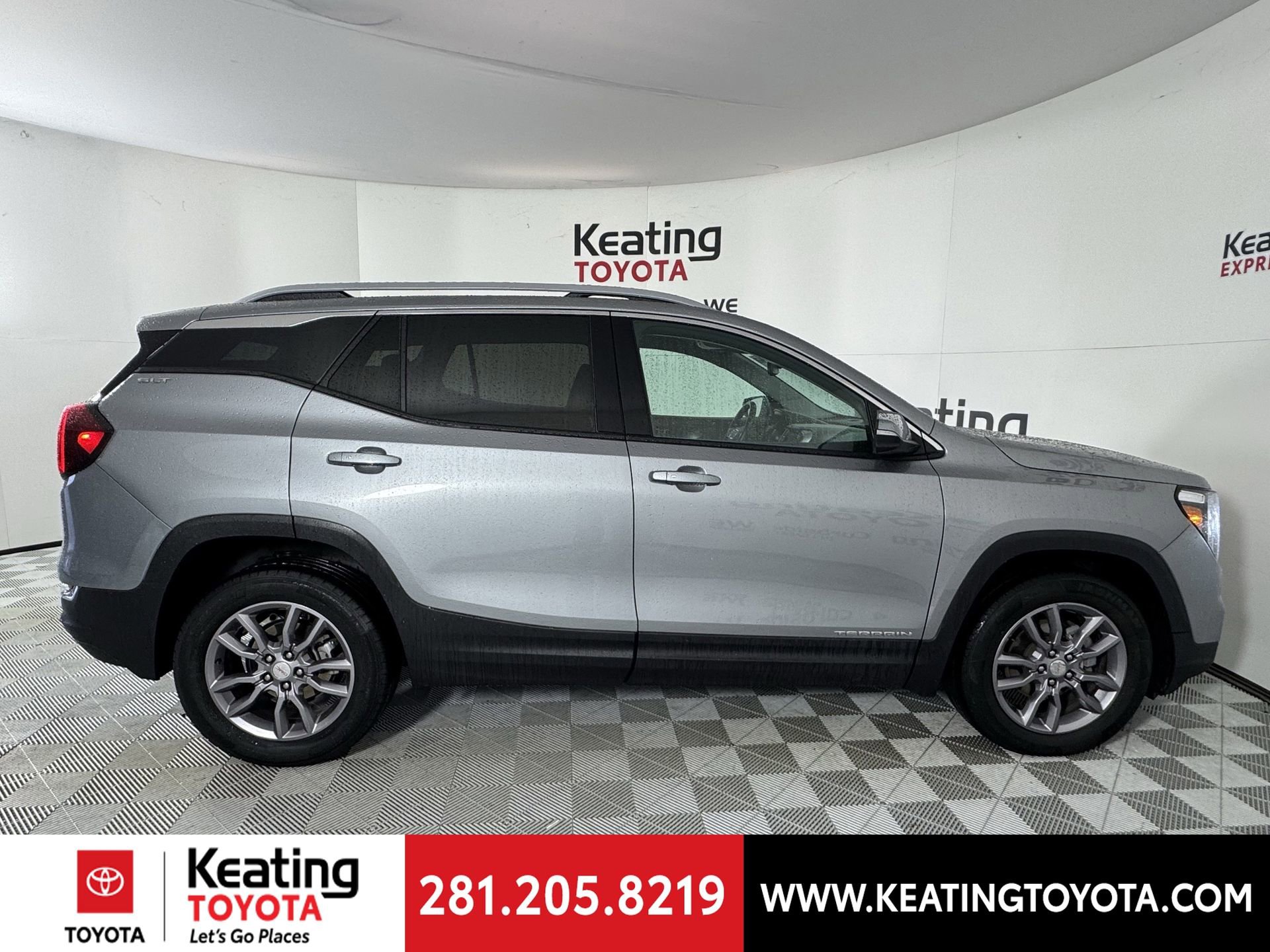 Used 2024 GMC Terrain SLT image 3