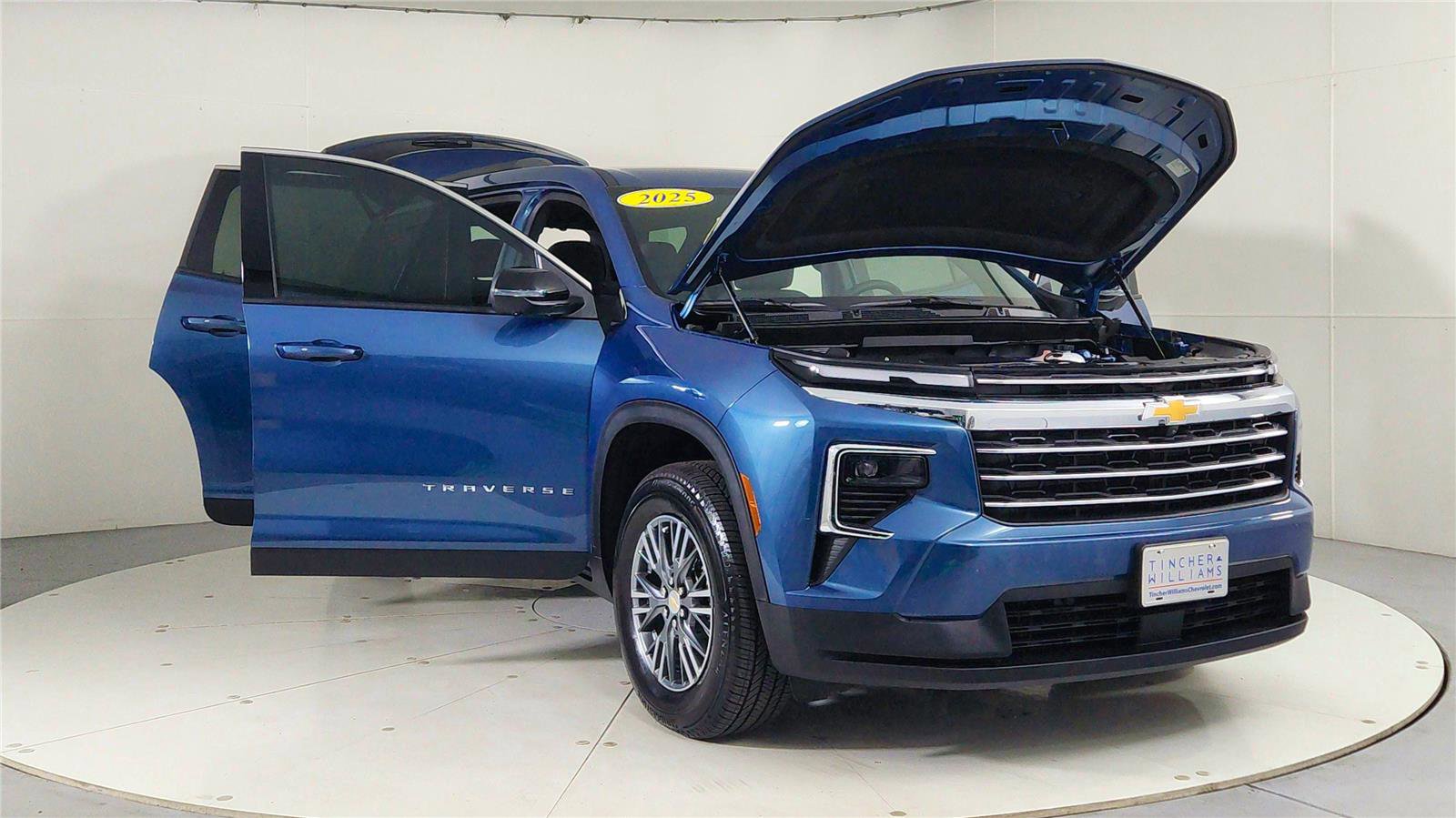 Used 2025 Chevrolet Traverse LT w/ Driver Confidence Package image 9