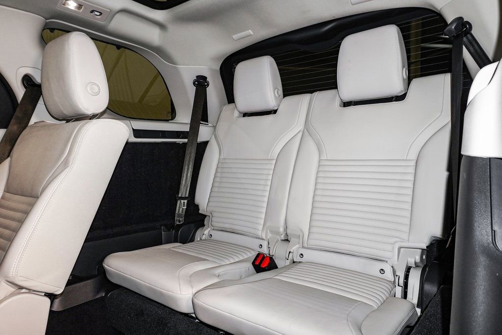 Used 2025 Land Rover Discovery S image 18
