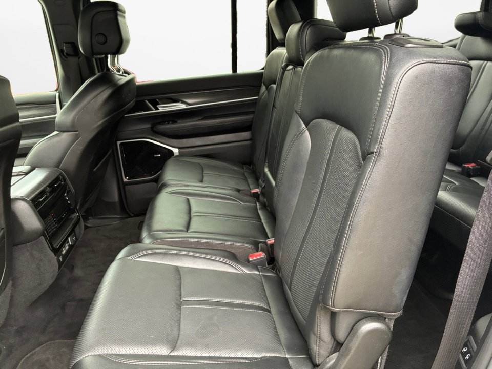 Used 2023 Jeep Wagoneer Series III w/ Premium Group I AWD/4WD image 15