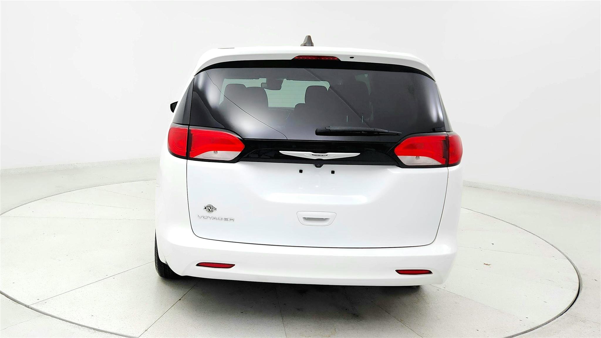 Used 2023 Chrysler Voyager LX FWD image 4