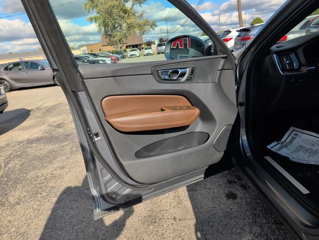 Used 2021 Volvo XC60 T5 Momentum image 18