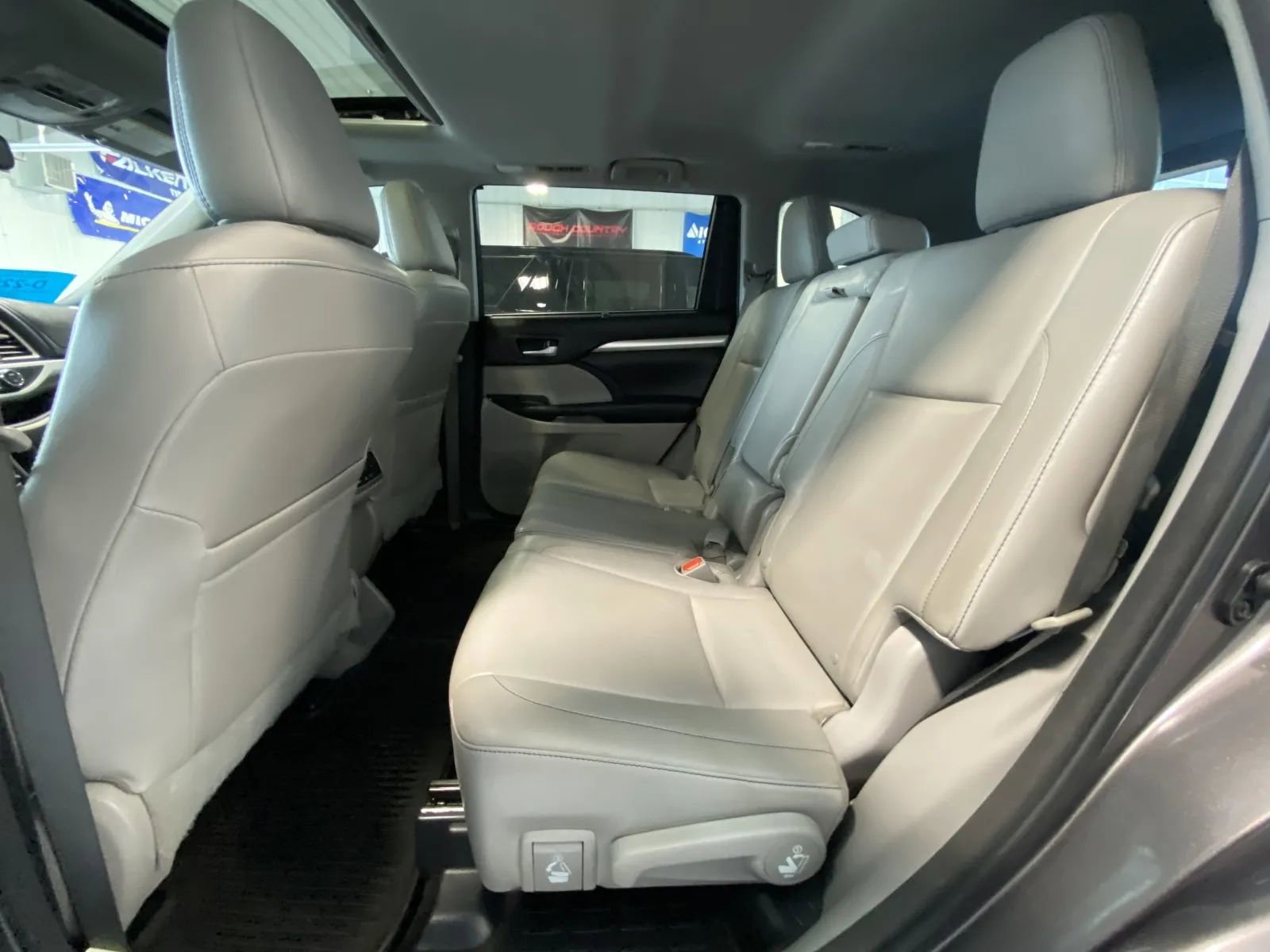 Used 2014 Toyota Highlander XLE AWD/4WD image 14