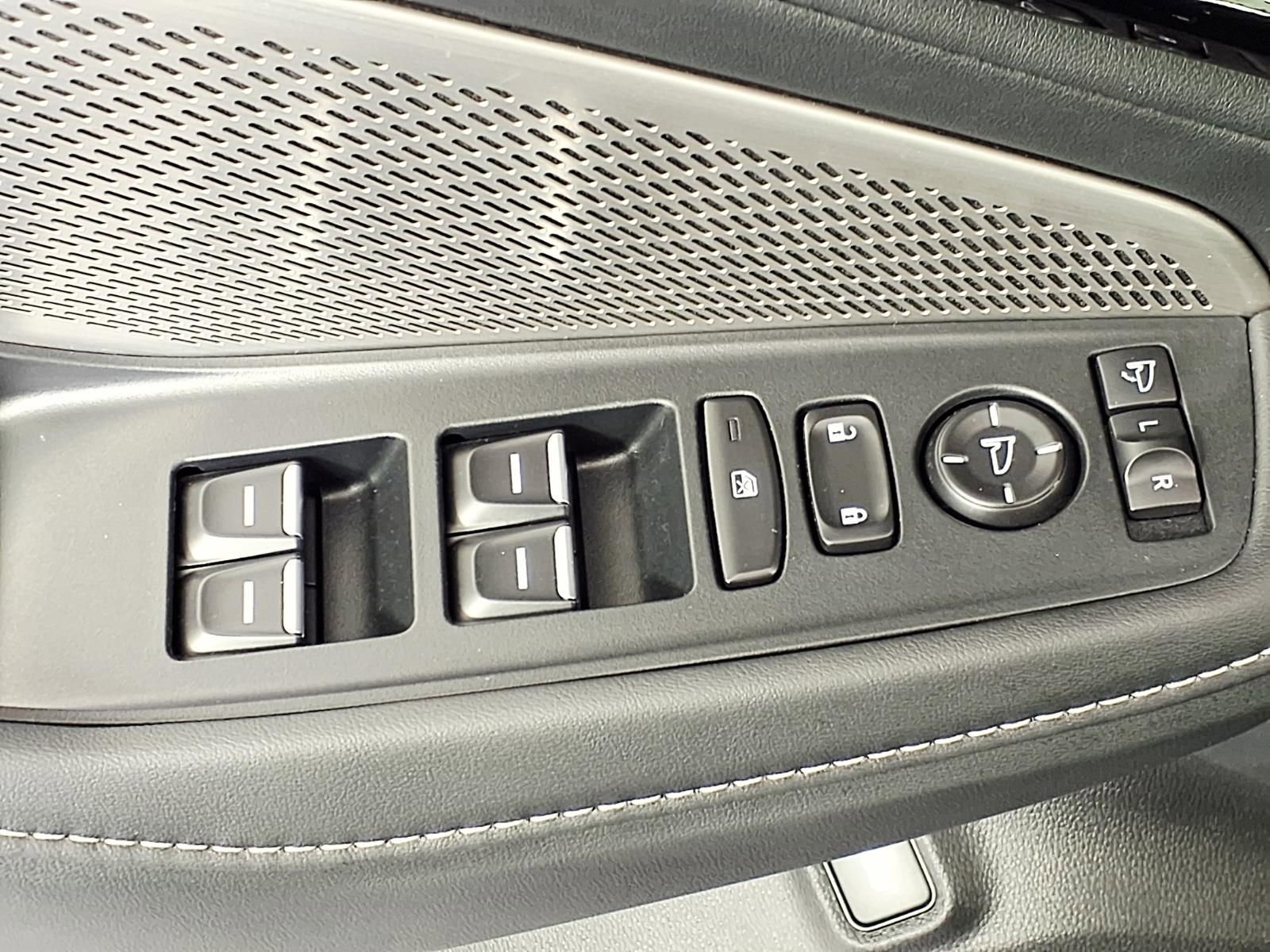 Used 2024 Acura MDX SH-AWD w/ Technology Package image 16