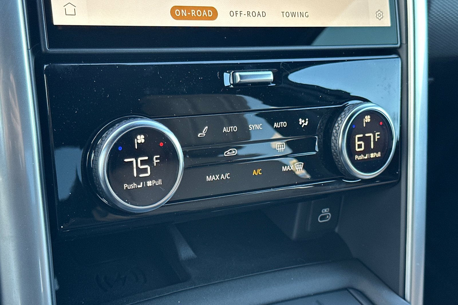 New 2025 Land Rover Discovery Dynamic SE image 19