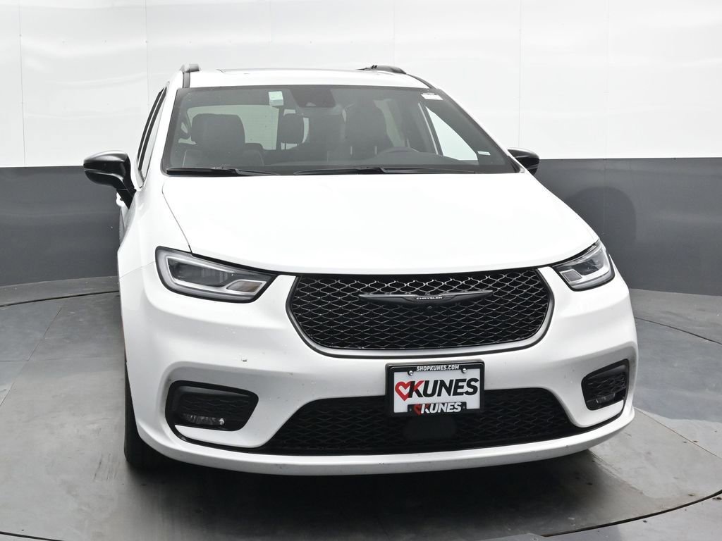 Used 2025 Chrysler Pacifica Limited image 5