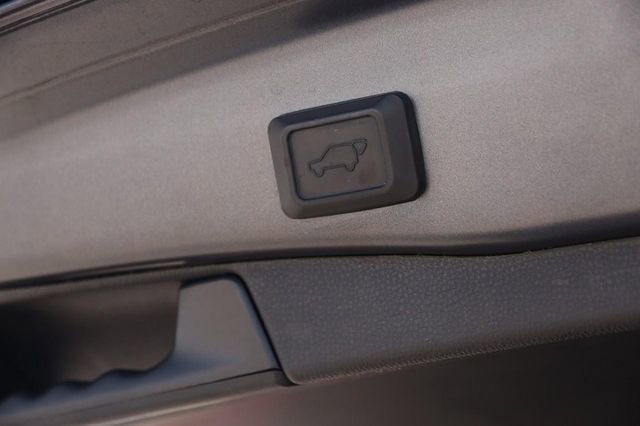 Used 2021 Toyota RAV4 XLE w/ Convenience Package FWD image 8
