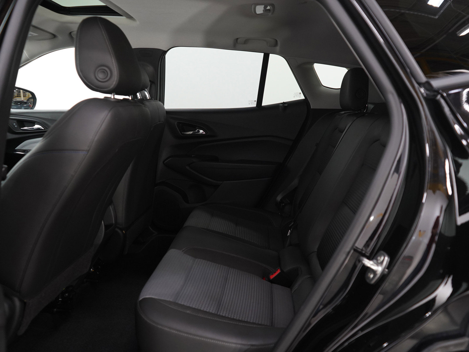 Used 2024 Chevrolet Trax LT w/ Sunroof Package image 17