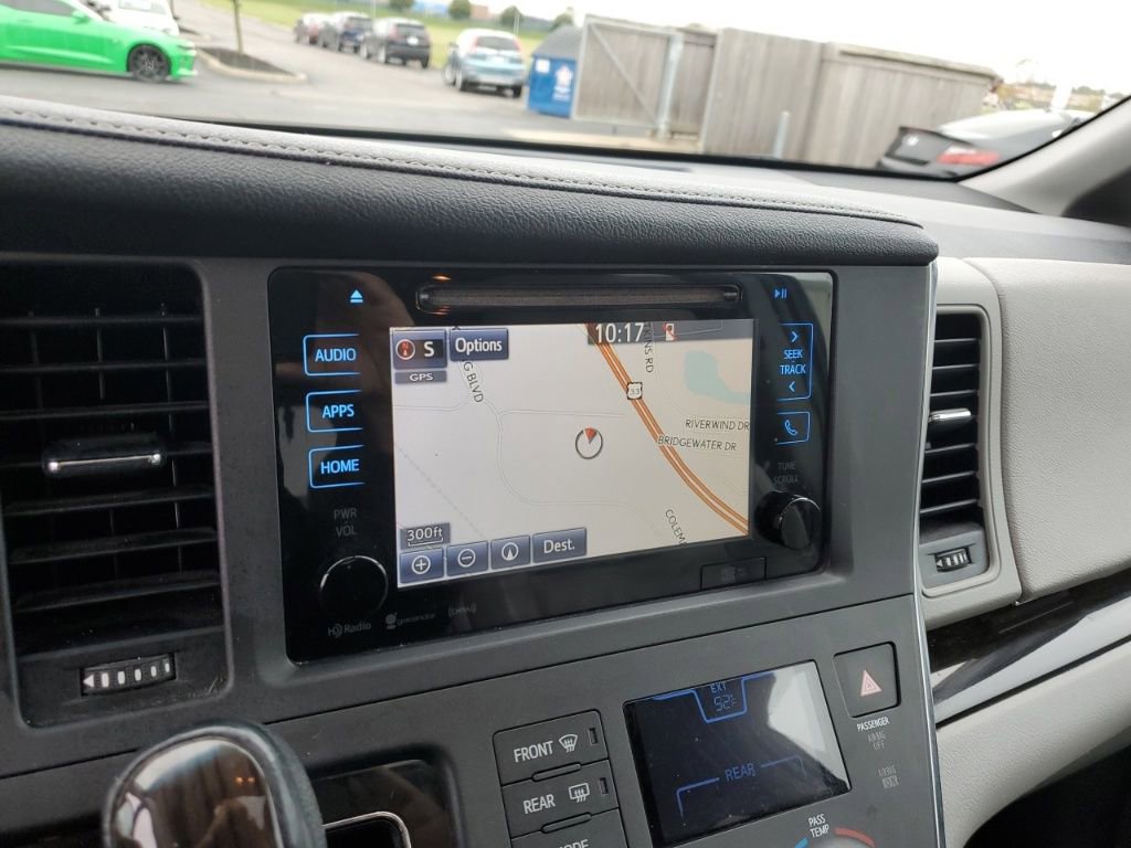 Used 2017 Toyota Sienna XLE Premium image 19