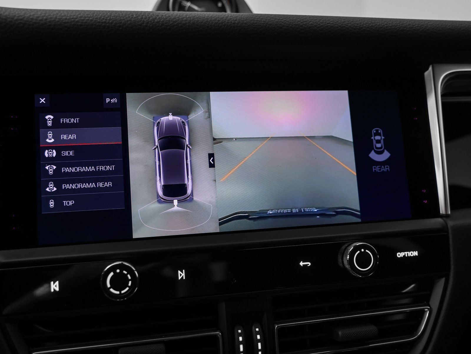 Certified 2025 Porsche Macan AWD/4WD image 28