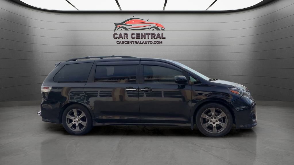 Used 2017 Toyota Sienna SE Premium FWD image 6