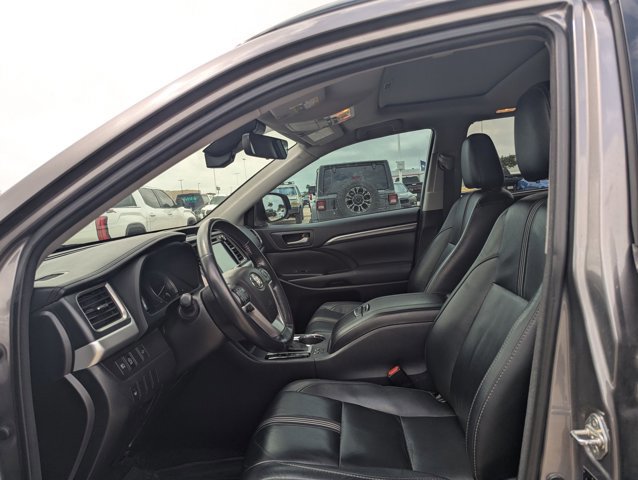 Used 2017 Toyota Highlander SE FWD image 12