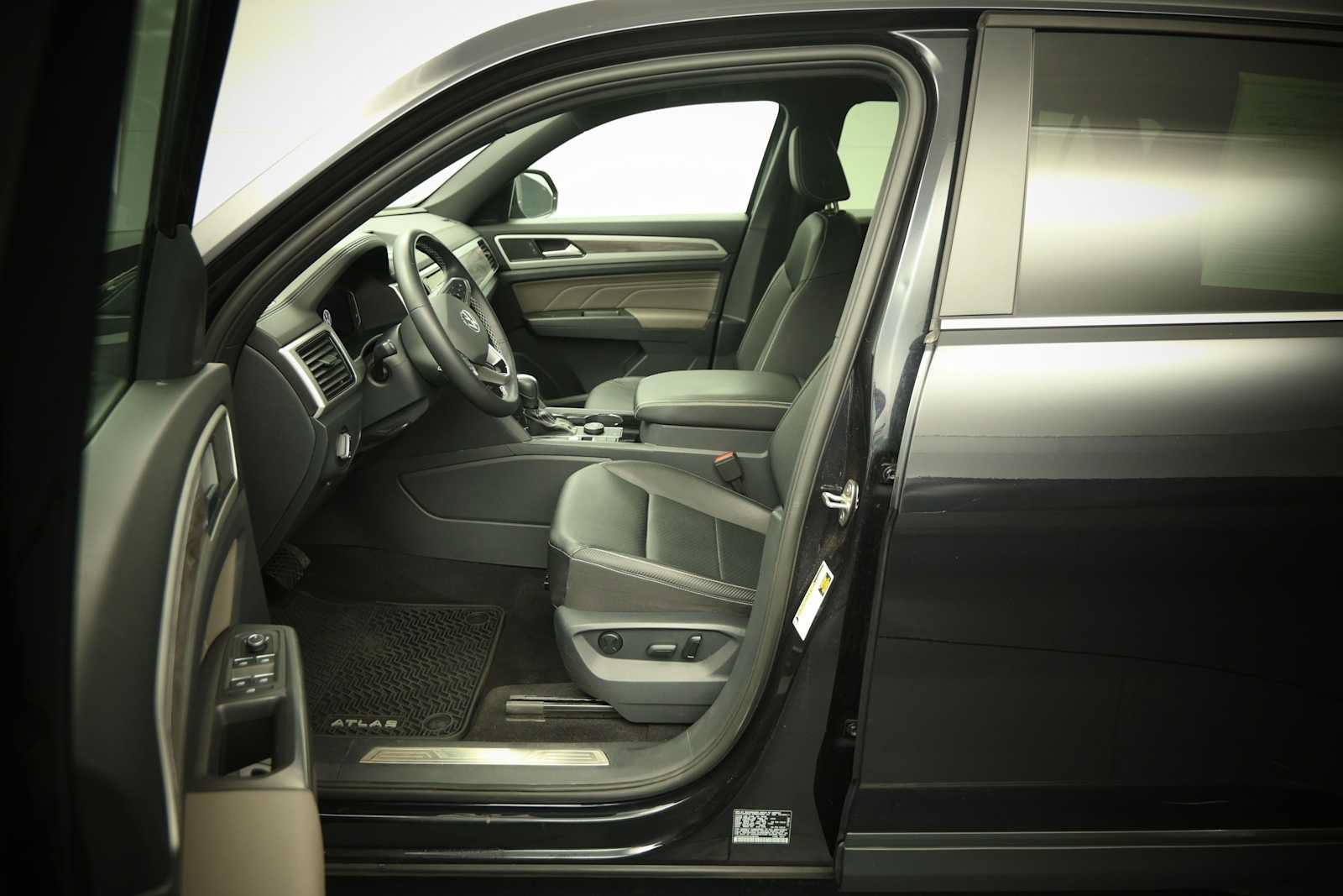 Used 2023 Volkswagen Atlas Cross Sport SE w/ Panoramic Sunroof Package AWD/4WD image 9