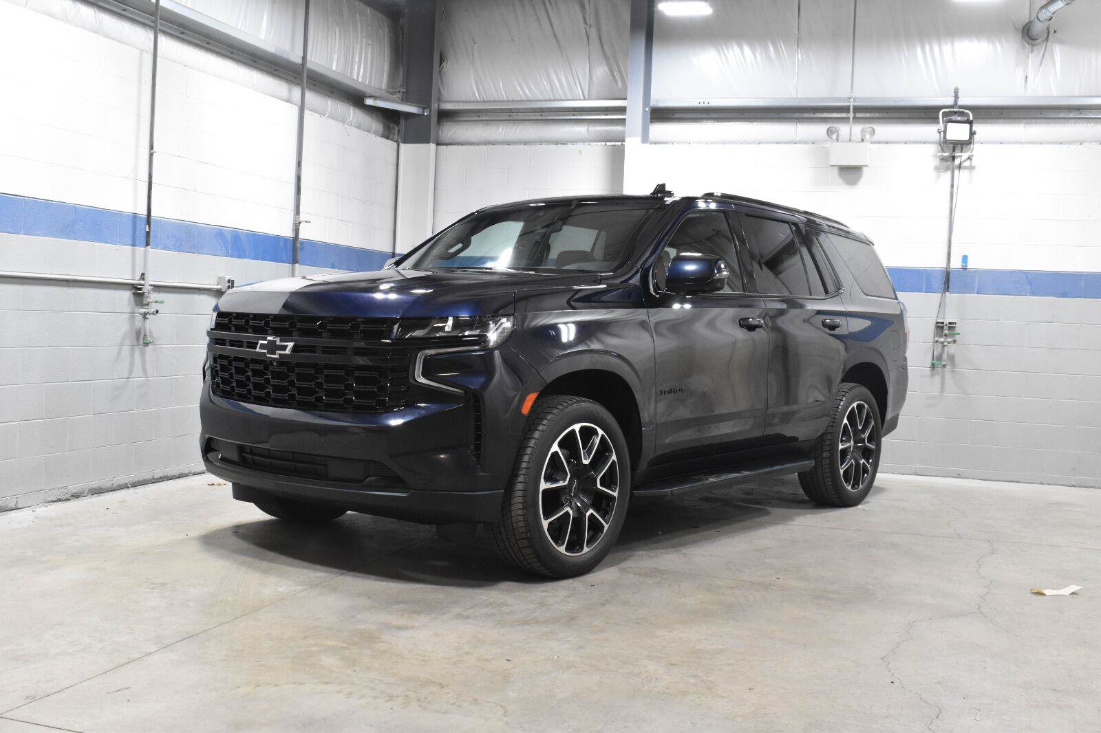 Used 2022 Chevrolet Tahoe RST w/ Luxury Package AWD/4WD image 2