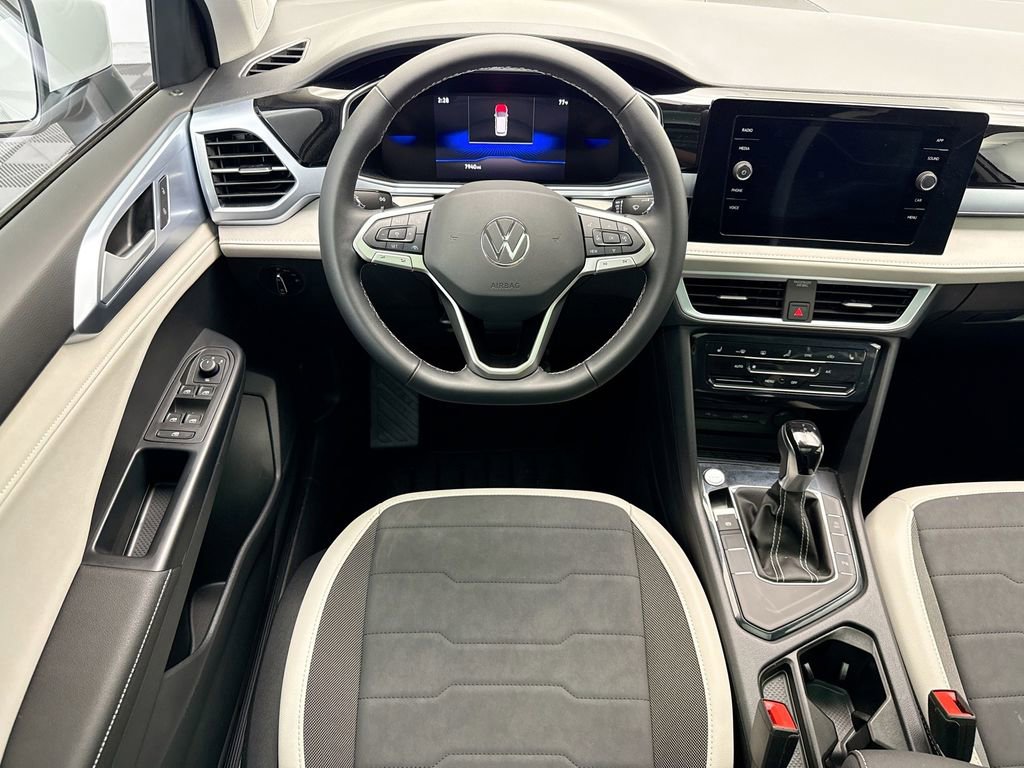 Used 2025 Volkswagen Taos SE w/ Panoramic Sunroof Package image 10