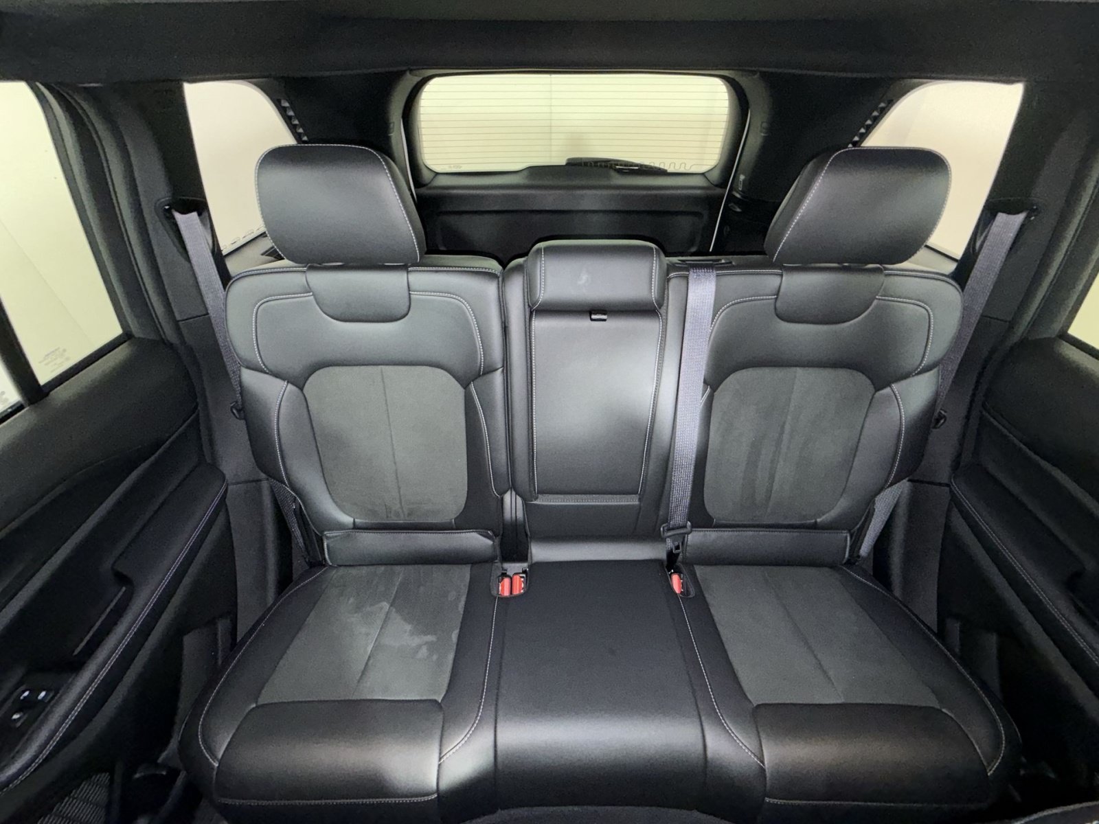 Used 2025 Jeep Grand Cherokee Altitude AWD/4WD image 24