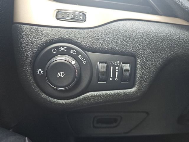 Used 2017 Jeep Cherokee Latitude w/ Comfort & Sound Group image 17