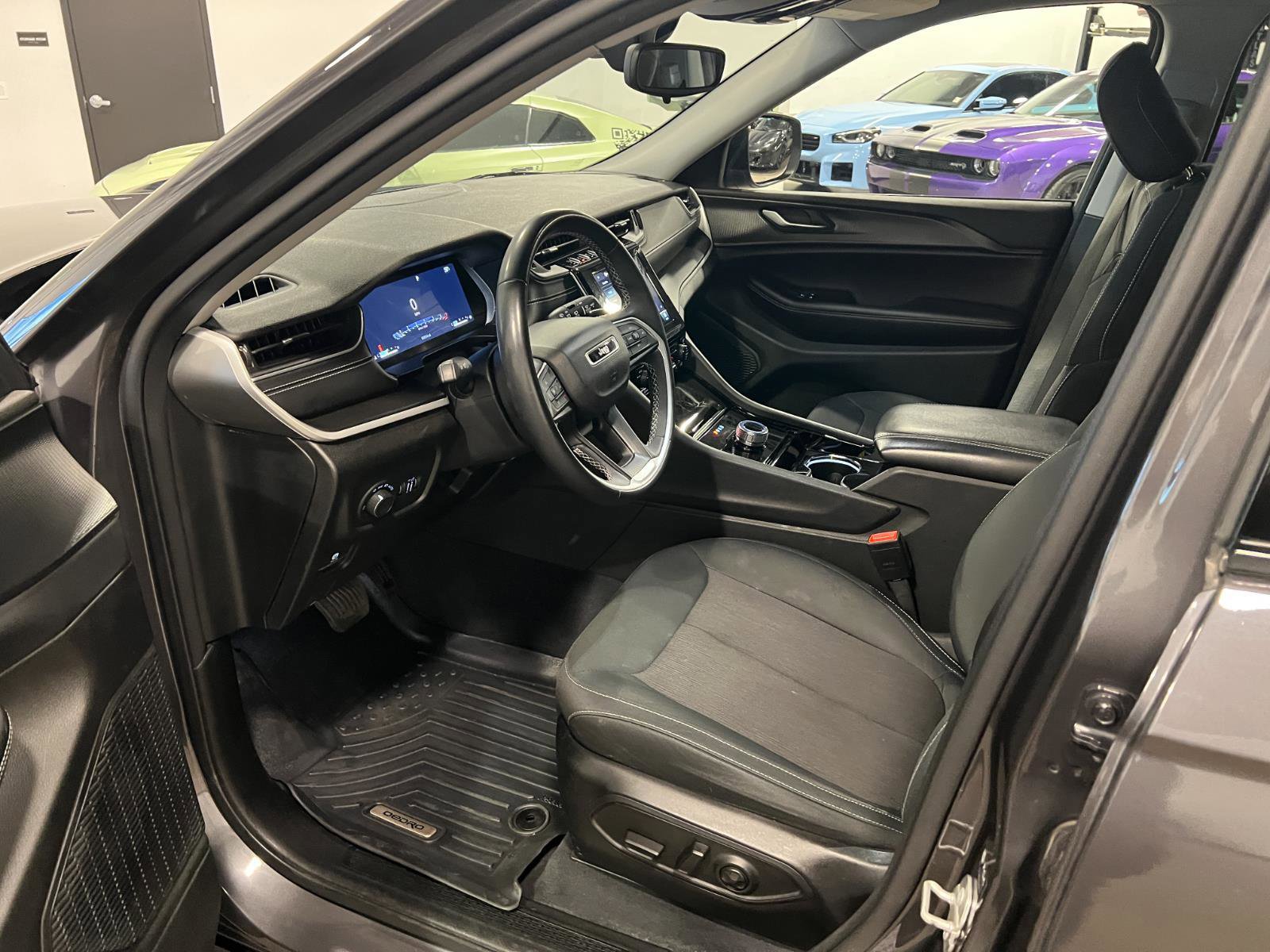 Used 2023 Jeep Grand Cherokee Laredo image 10