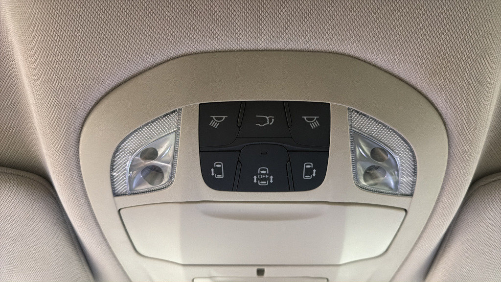 Used 2023 Chrysler Voyager LX FWD image 24