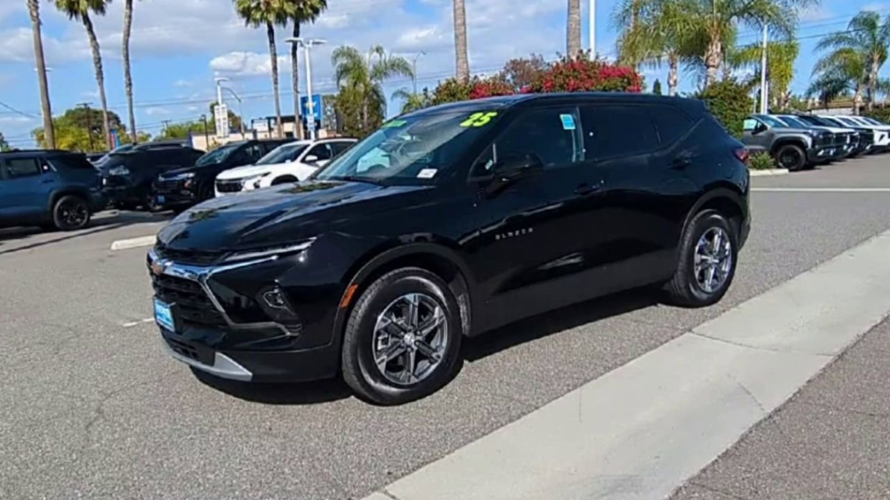 Certified 2025 Chevrolet Blazer LT AWD/4WD image 4