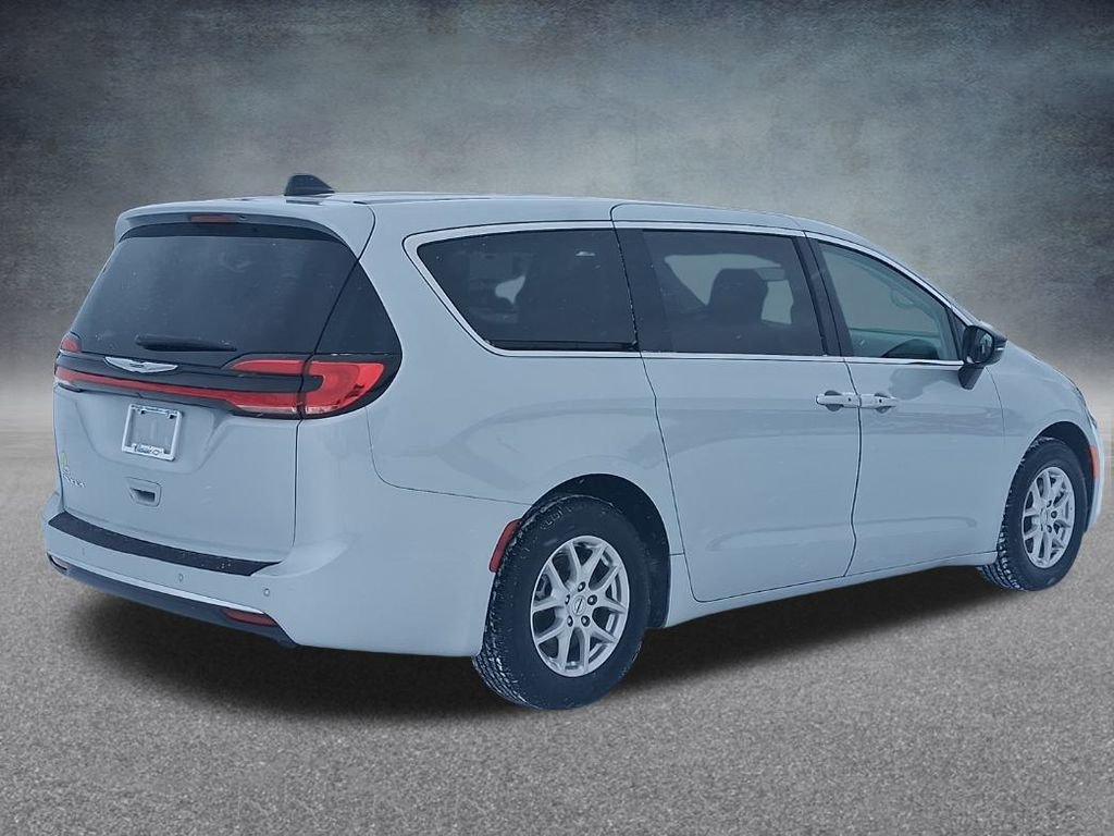 Used 2024 Chrysler Pacifica Touring-L image 7