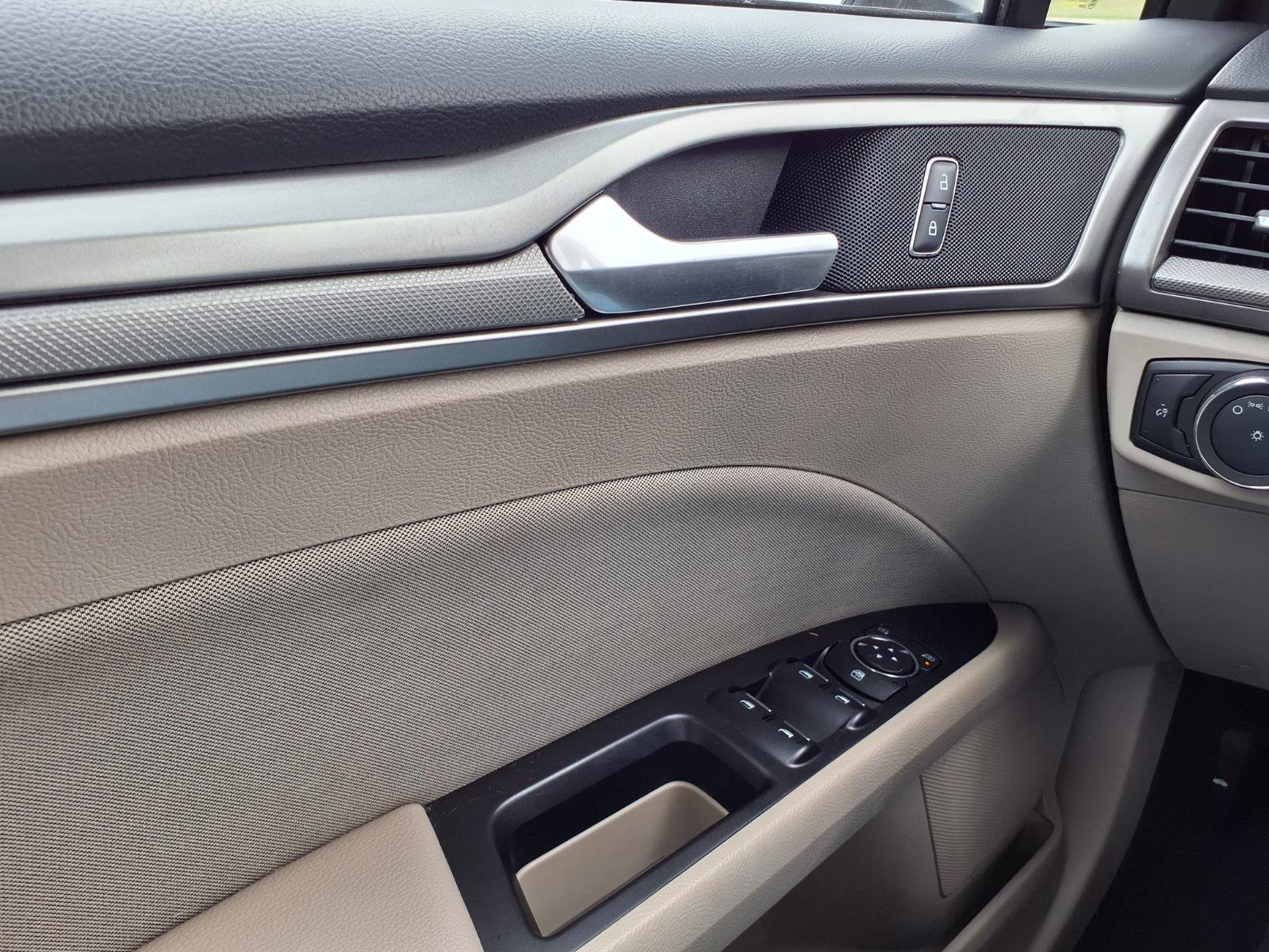 Used 2017 Ford Fusion SE w/ Fusion SE Technology Package FWD image 18