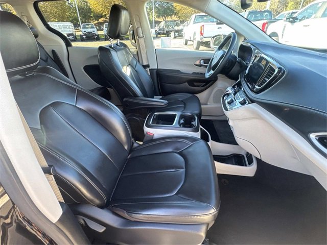 Used 2023 Chrysler Pacifica Touring-L image 34