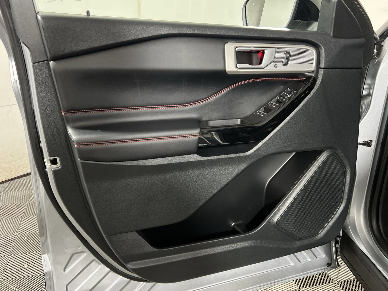 Used 2023 Ford Explorer ST-Line w/ Class IV Trailer Tow Package AWD/4WD image 14