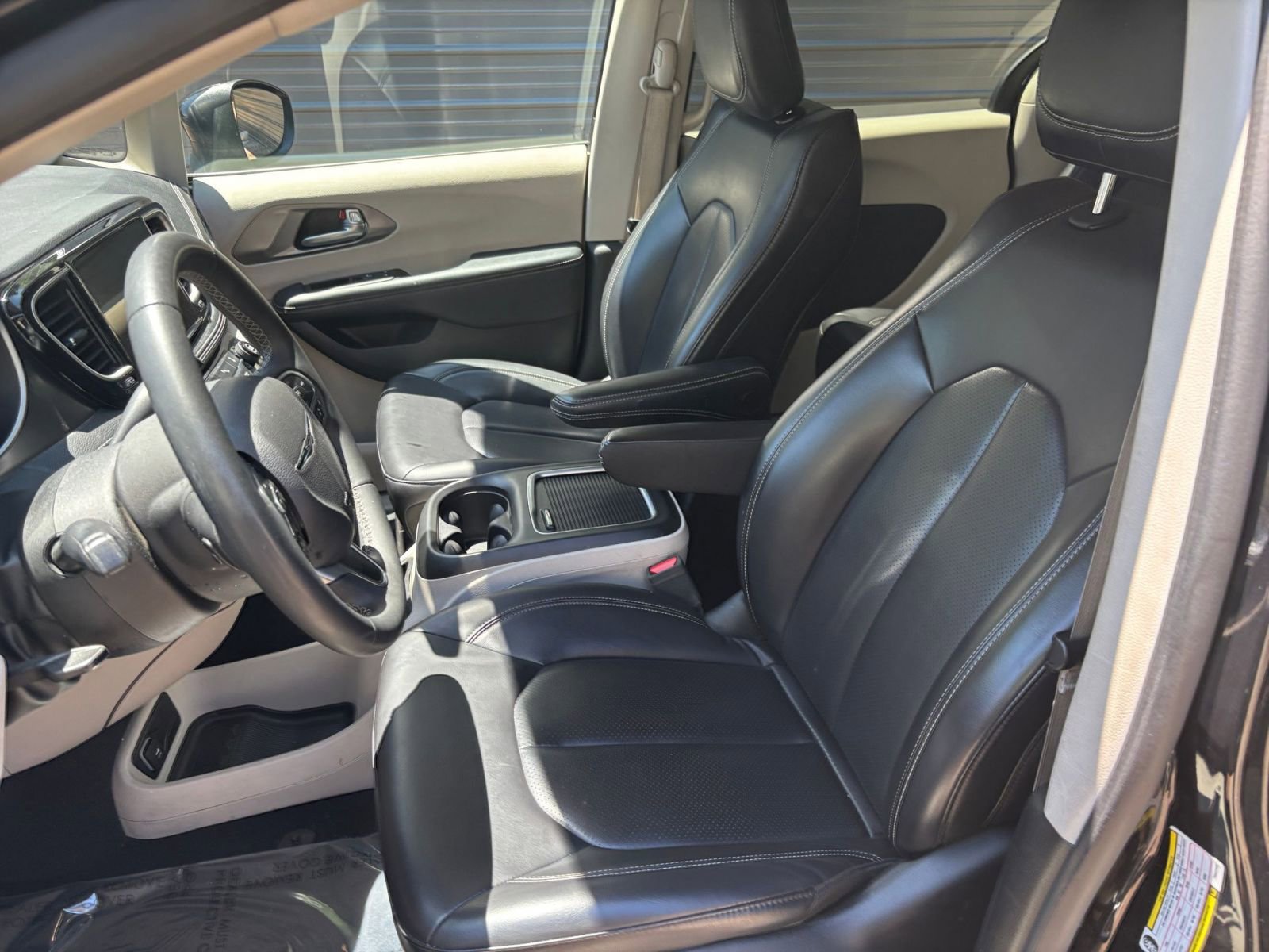 Used 2023 Chrysler Pacifica Touring-L FWD image 24