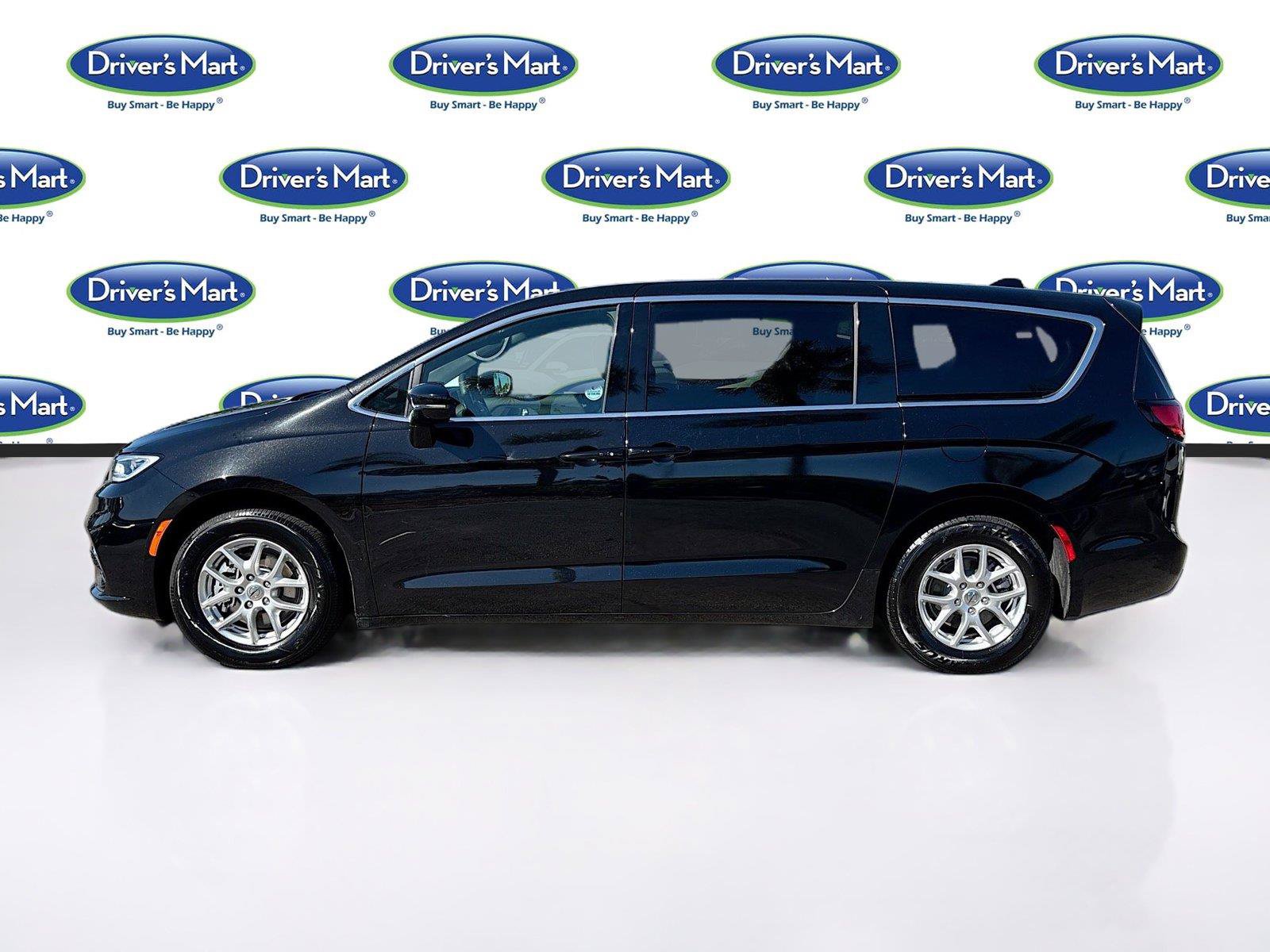 Used 2025 Chrysler Pacifica Select FWD image 4