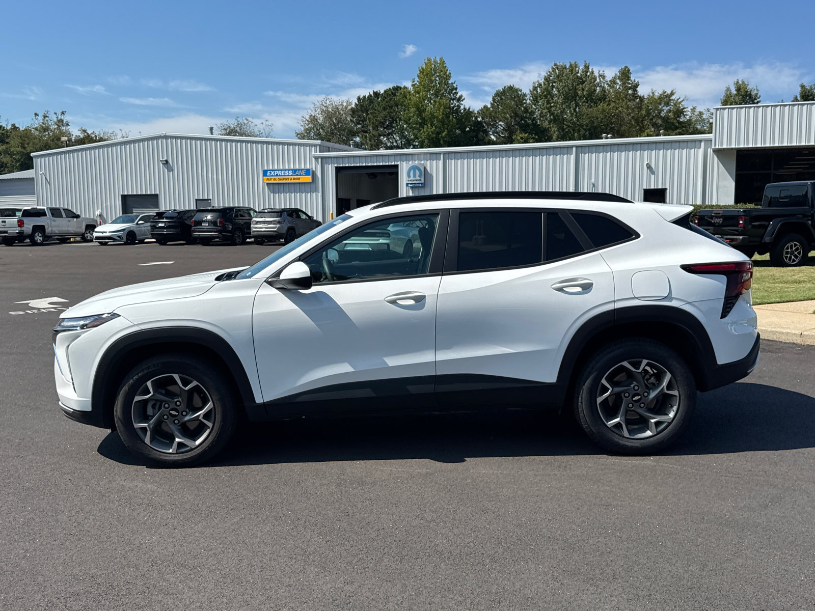 Used 2025 Chevrolet Trax LT FWD image 5