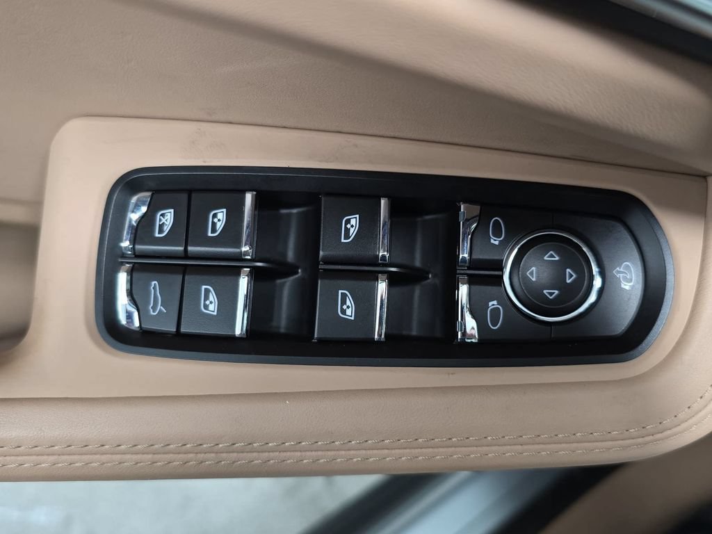Certified 2025 Porsche Macan S w/ Premium Package Plus AWD/4WD image 24