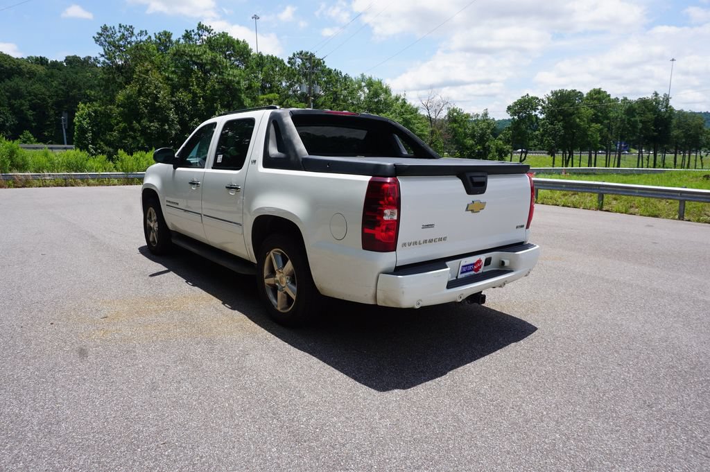 Used 2010 Chevrolet Avalanche LTZ RWD image 19