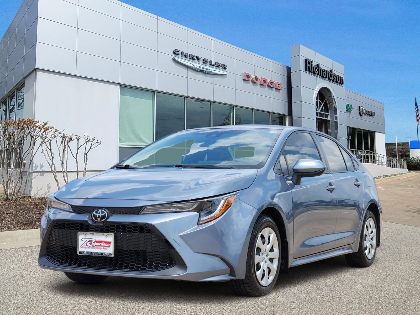 Used 2022 Toyota Corolla LE FWD image 2