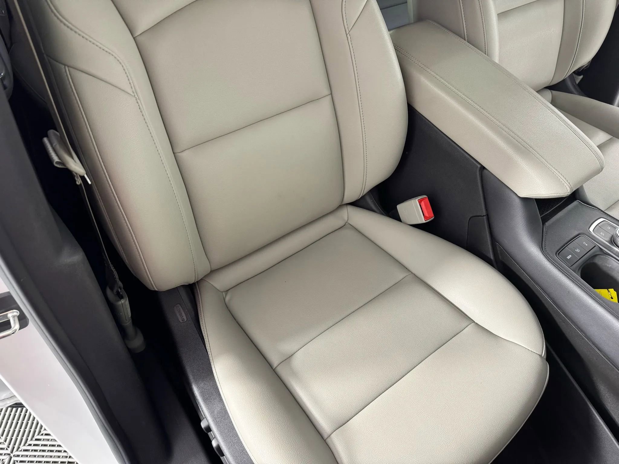 Used 2019 Cadillac XT4 Luxury w/ Cold Weather Package image 33