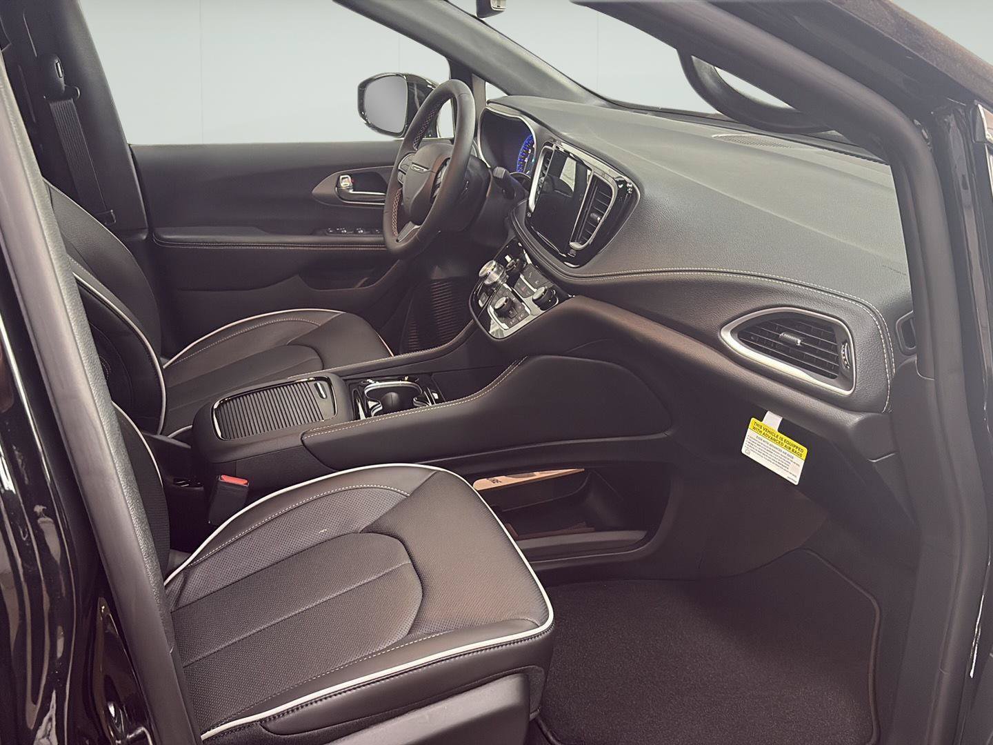 New 2027 Chrysler Pacifica Limited FWD image 22