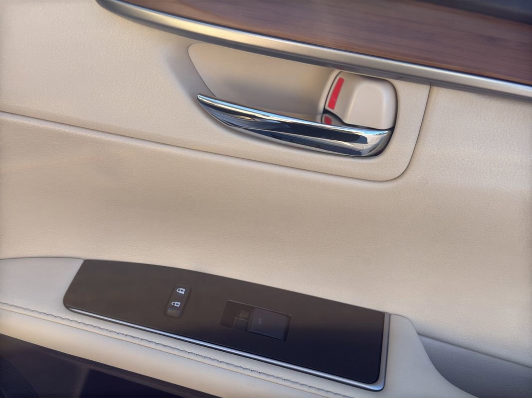 Used 2016 Lexus ES 300h w/ Luxury Package w/Wood Trim image 11