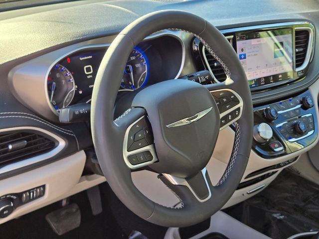 Used 2022 Chrysler Pacifica Touring-L FWD image 26
