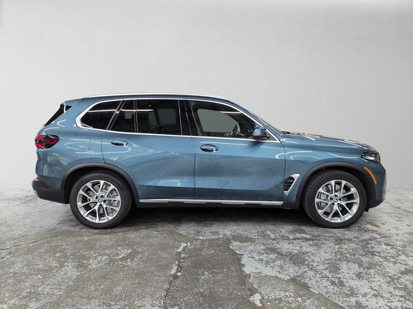 Used 2024 BMW X5 xDrive50e w/ Parking Assistance Package AWD/4WD image 2
