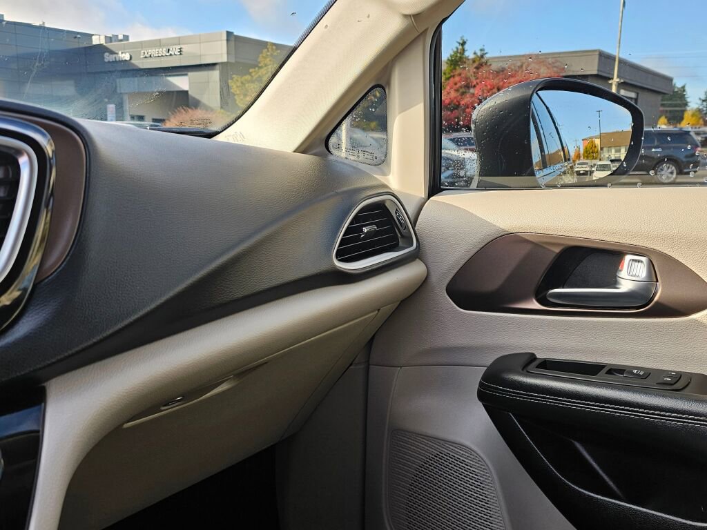 Used 2021 Chrysler Voyager Lxi image 24