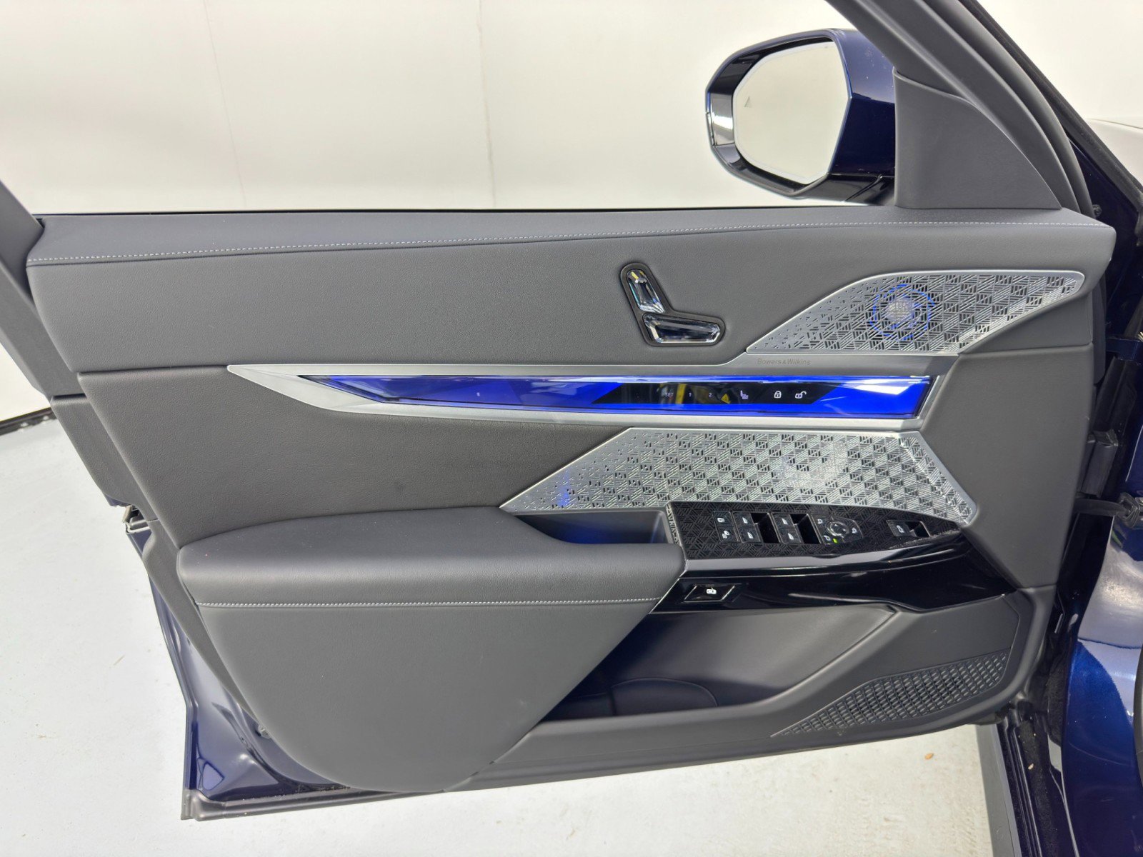 Used 2024 BMW i7 xDrive60 w/ Executive Package image 53