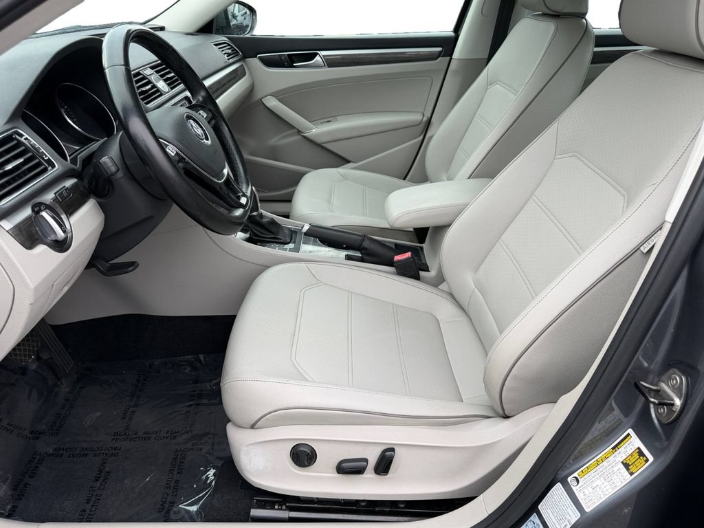 Used 2016 Volkswagen Passat 1.8T SE w/ Lighting Package FWD image 16
